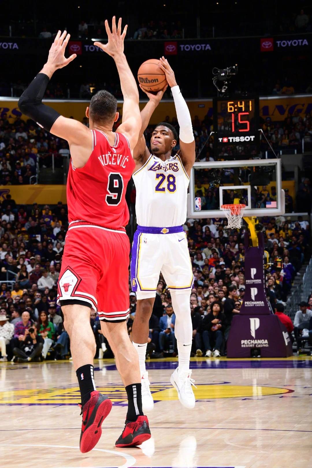 爱游戏中心湖人队防守崩盘，惨遭对手狂轰猛炸，图片.