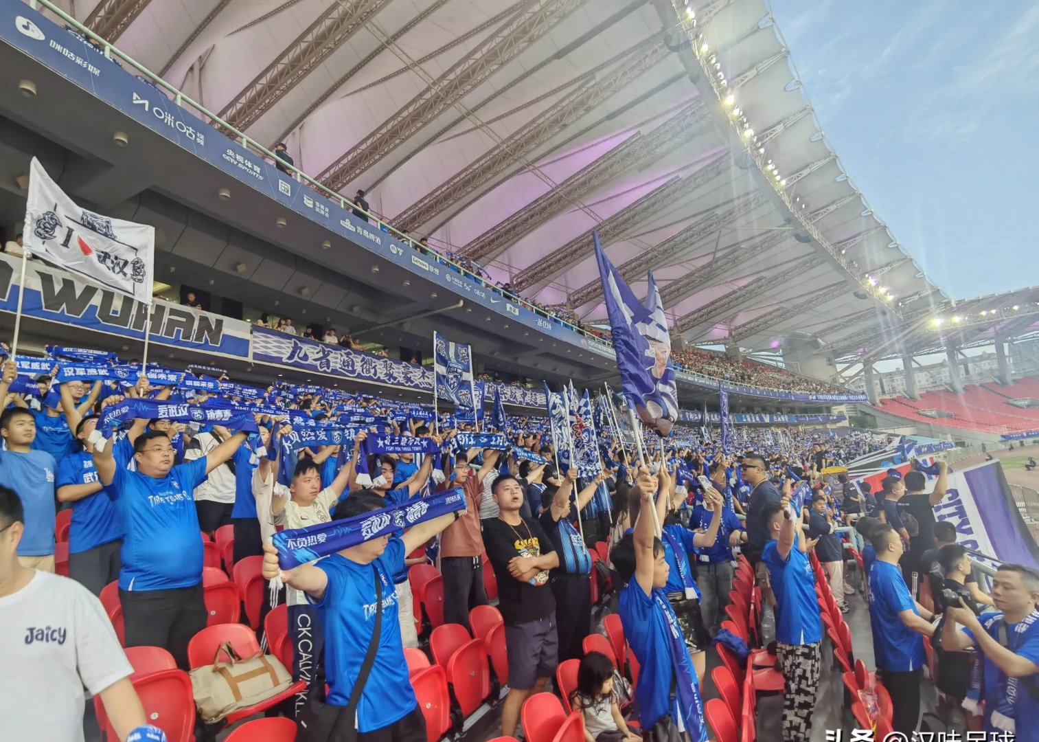 爱游戏网页版入口武汉三镇训练开放日，今夜再遭质疑引欢呼，国王杯在即，控场能力受关注的简单介绍